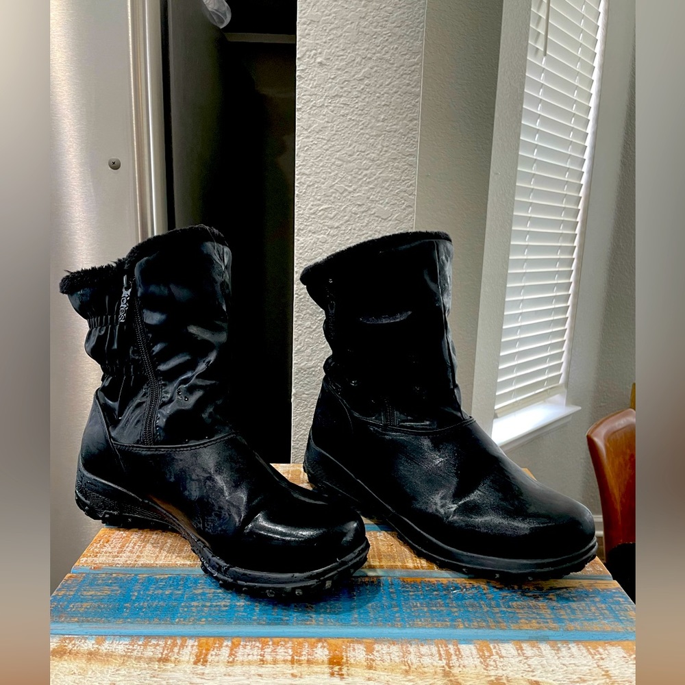 Winter boots, double zipped, perfect condition, furry inside